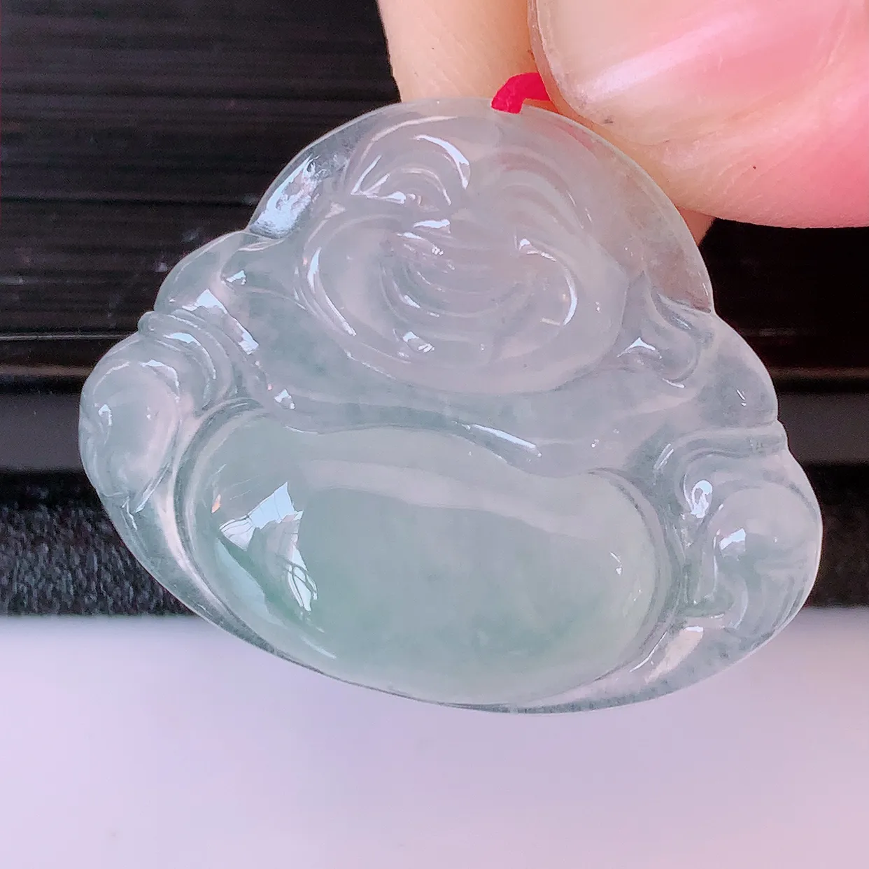 自然光实拍，冰种翡翠佛公，水灵起胶，翠色迷人，佛公在心中，一生平安，饱满圆润，开怀大笑佛公，配戴灵气十足！#46.7