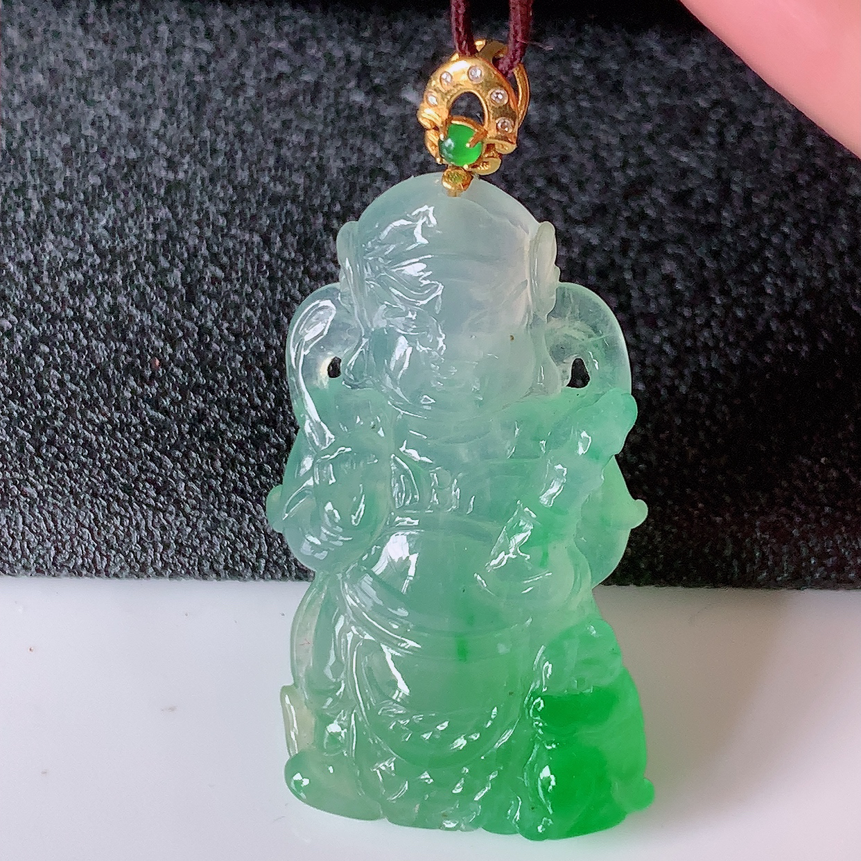 自然光实拍，18K金镶嵌冰种飘绿翡翠不动明王吊坠，不动明王具有在遇到任何困难的时候，均能扫除障难，并不为动摇之意。不动明王显现愤怒像，使侵扰众生之邪魔畏惧而远离，使众生于修行路上不致动摇善念菩提心。生肖属鸡的守护神  佩戴效果优雅迷人！#1.11整体38裸石32*18.5*5.8