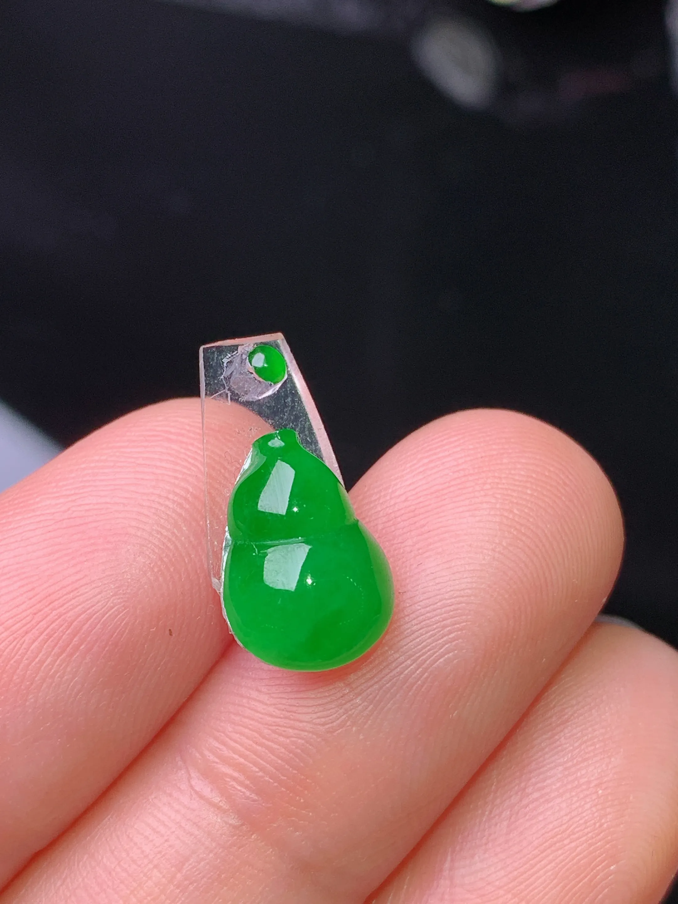 镶嵌款 满绿葫芦吊坠 玉质细腻 水润亮眼 色泽艳丽 整体尺寸11.2*8*3