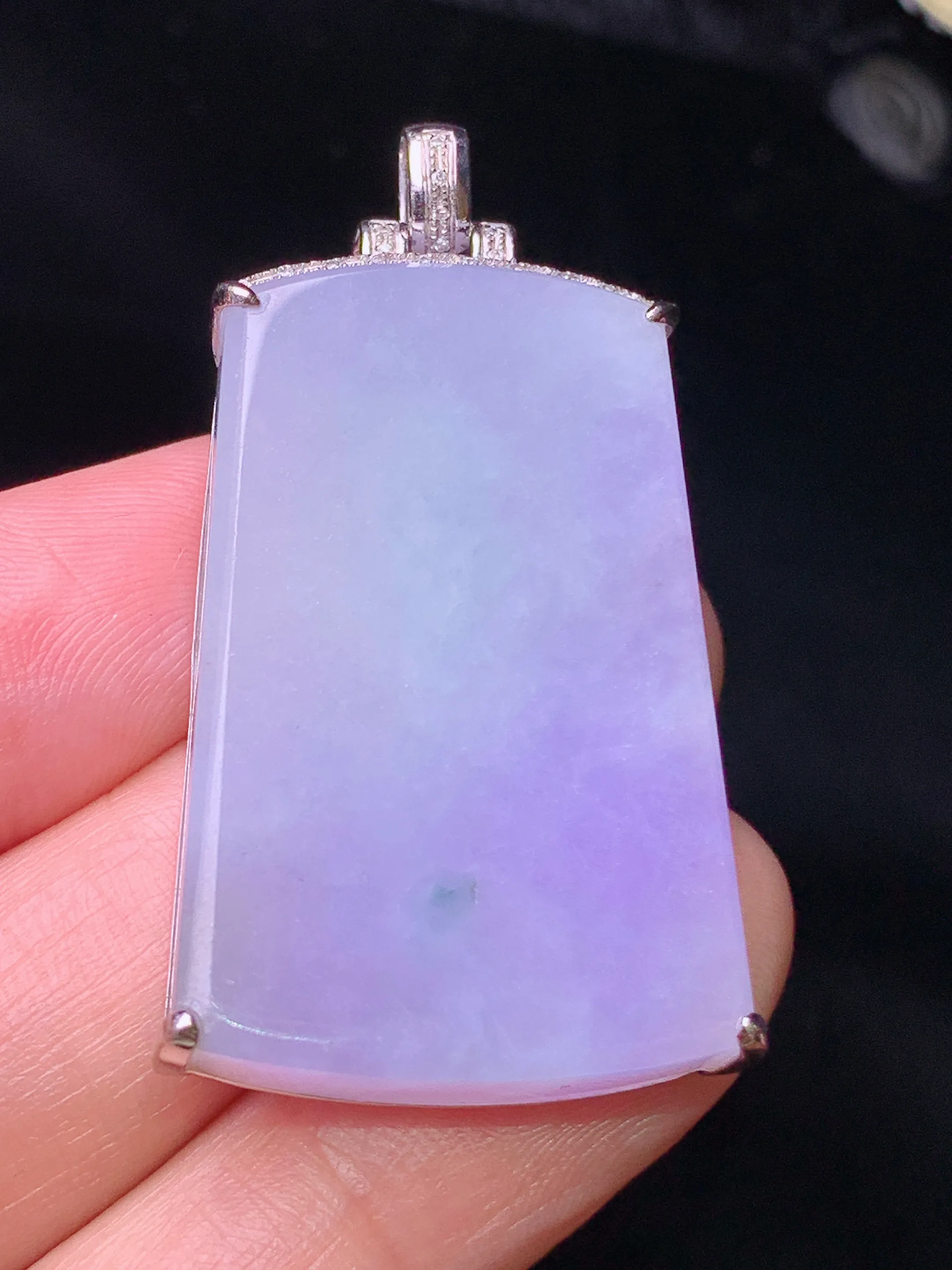 18k金钻镶嵌紫罗兰无事牌吊坠 玉质细腻 水润亮眼 色泽艳丽 整体尺寸42.8*22*7.5