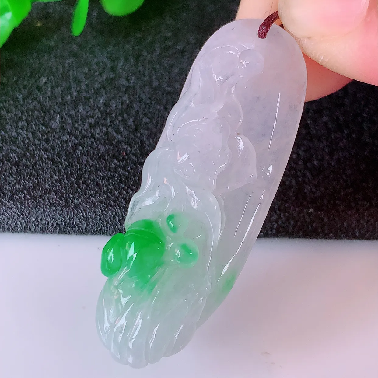 自然光实拍，冰润飘绿翡翠荷花鱼、花开富贵玉坠，财源广进，自然隐逸、荷本是素不着尘之物，有和美之寓意。#57.11