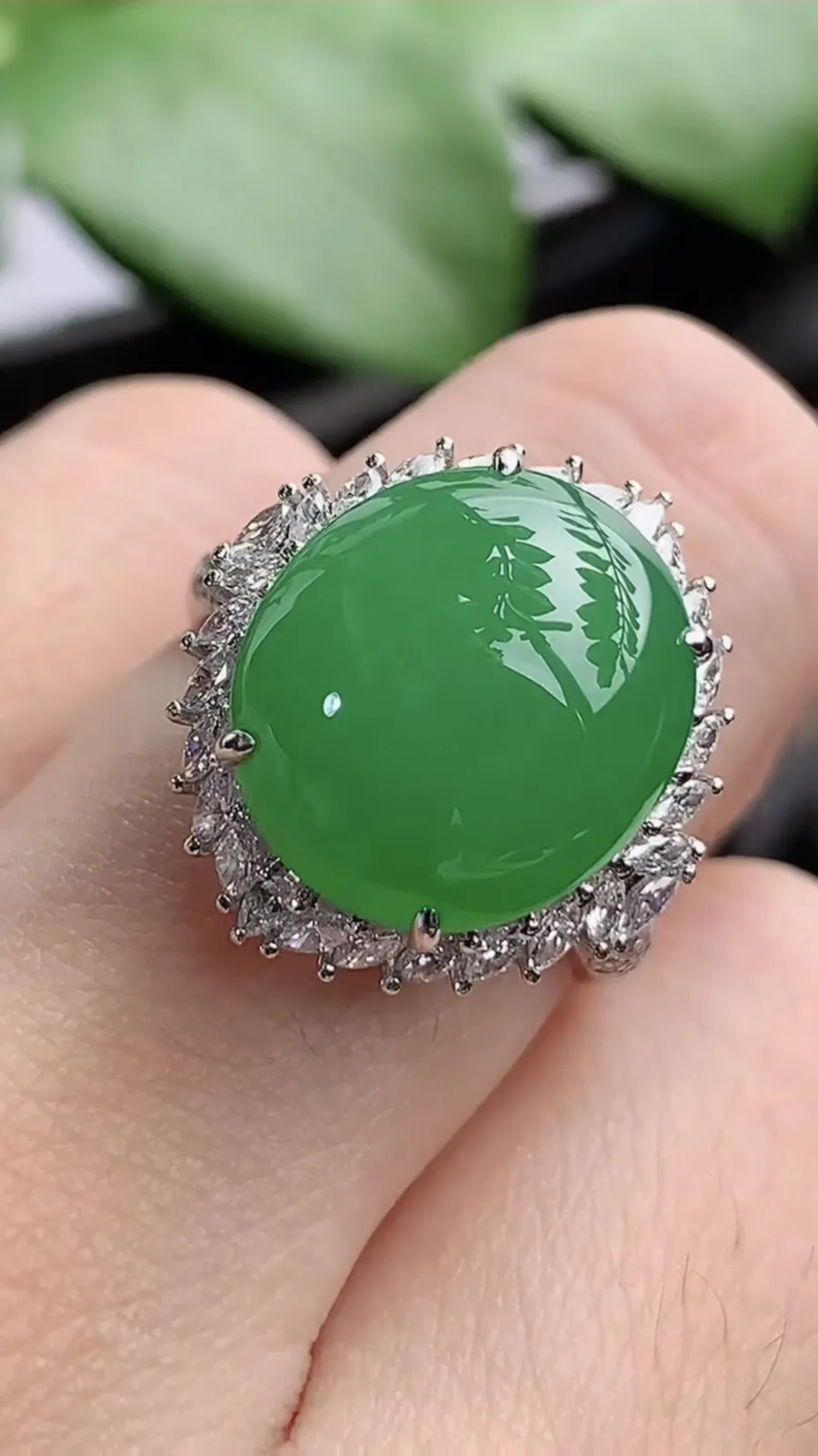 a货翡翠老坑冰种18K金伴钻镶嵌阳绿蛋面戒指 圈口17.4裸石尺寸14×12.3mm 重量5.78g 1206