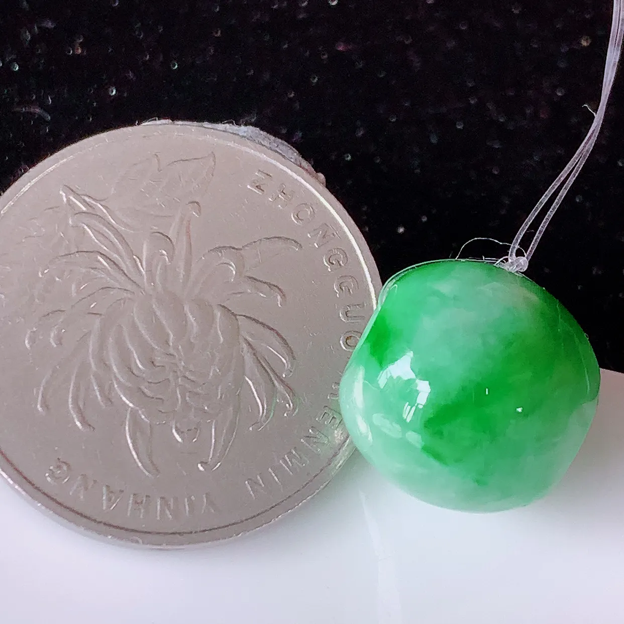 自然光实拍，冰润飘绿翡翠路路通吊坠，寓意时来运转、财源滚滚，款式新颖时尚，日常百搭的款！配图银链#49.11