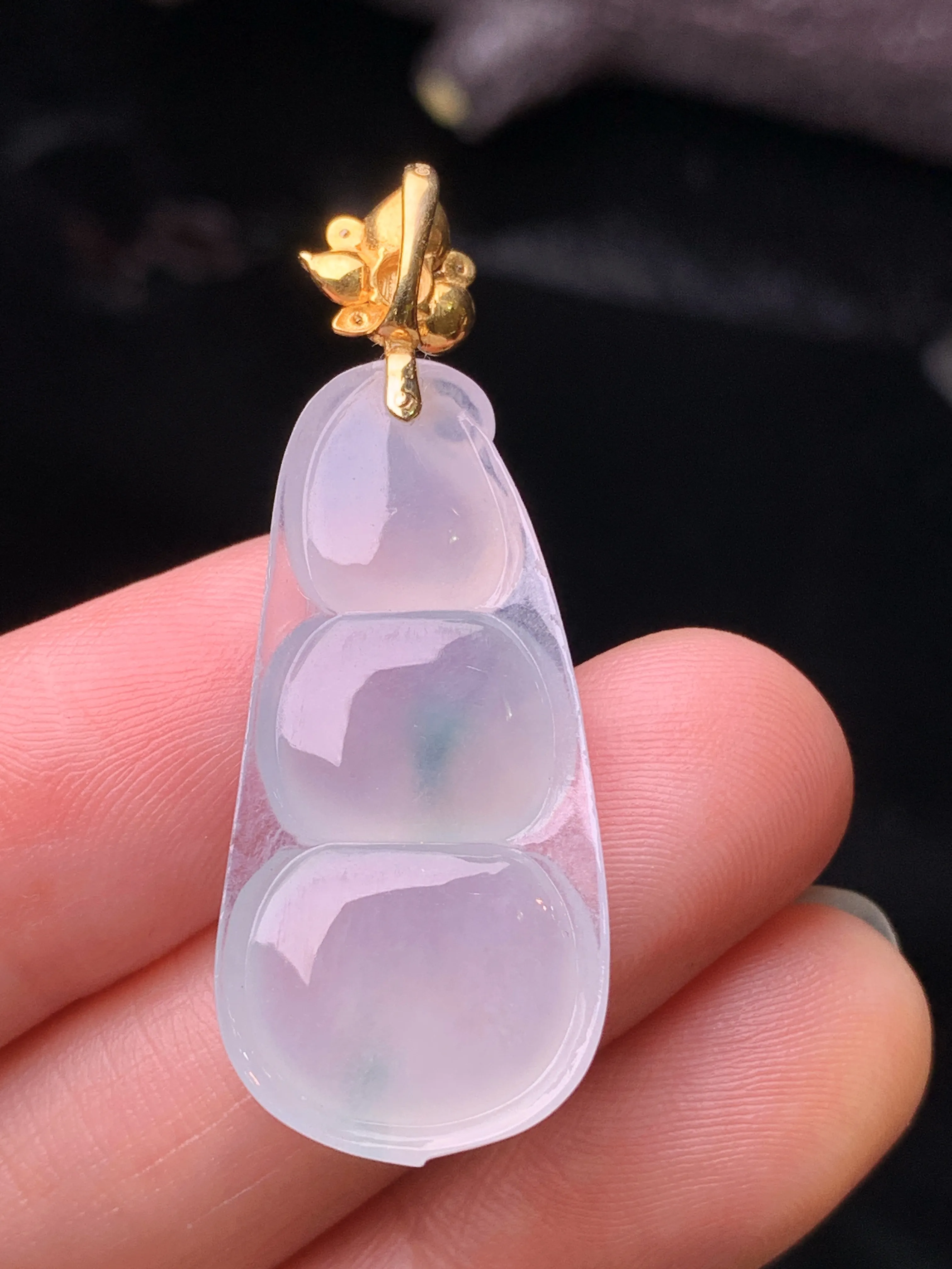 18k金镶嵌冰种四季豆吊坠 玉质细腻 水润亮眼 色泽艳丽 整体尺寸40.5*14.8*4.8