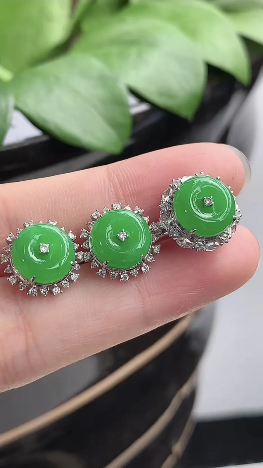 a货翡翠老坑种18K金伴钻镶嵌阳绿平安扣戒指耳钉两件套 圈口18裸石尺寸9.6耳钉9mm 重量7.18g 1206