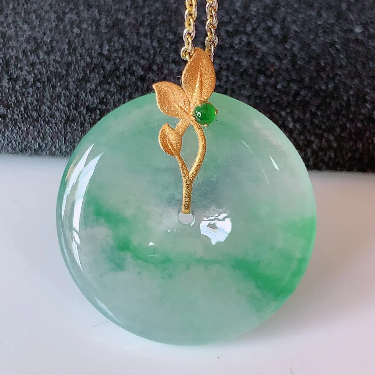 自然光实拍，18K金镶嵌冰种飘绿翡翠平安扣吊坠，玉扣，冰润光泽，寓意平平安安，平安扣佩戴时尚漂亮！#41.11整体28*24.5*5.5裸石24.5*24.5