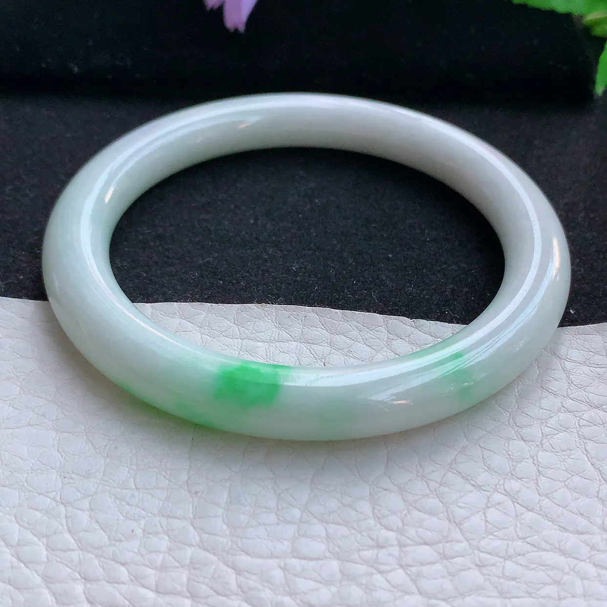 xx自然光56.5*8.5*9美人镯 翡翠a货玉手镯白底青圆条珠宝玉手环