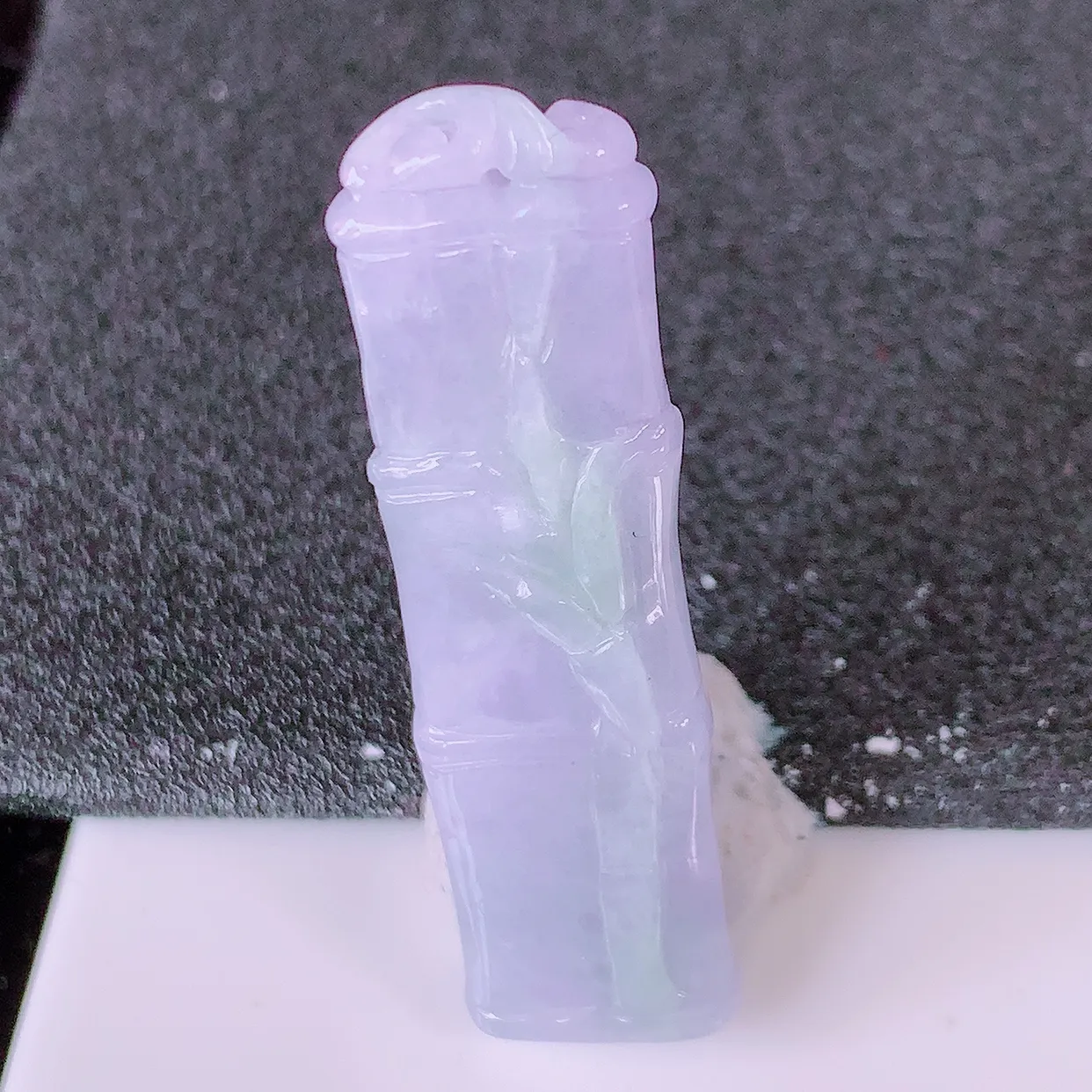 自然光实拍，冰润紫罗兰翡翠竹节吊坠。竹节寓意“节节高，官运亨通，前程似锦，水润莹泽，清秀高雅，佩戴精美！#05.11