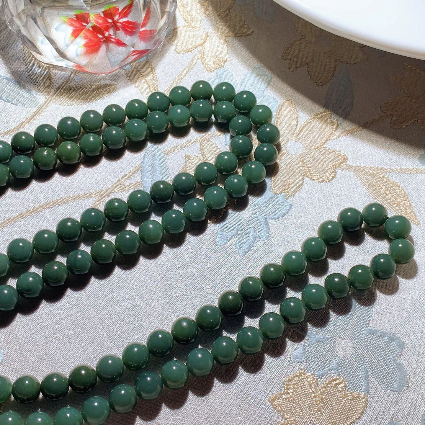 新疆和田玉细料塔青108佛珠项链。单颗尺寸8重85.6克。玉质细腻油润。手推出油。佩戴高端典雅。lt251210