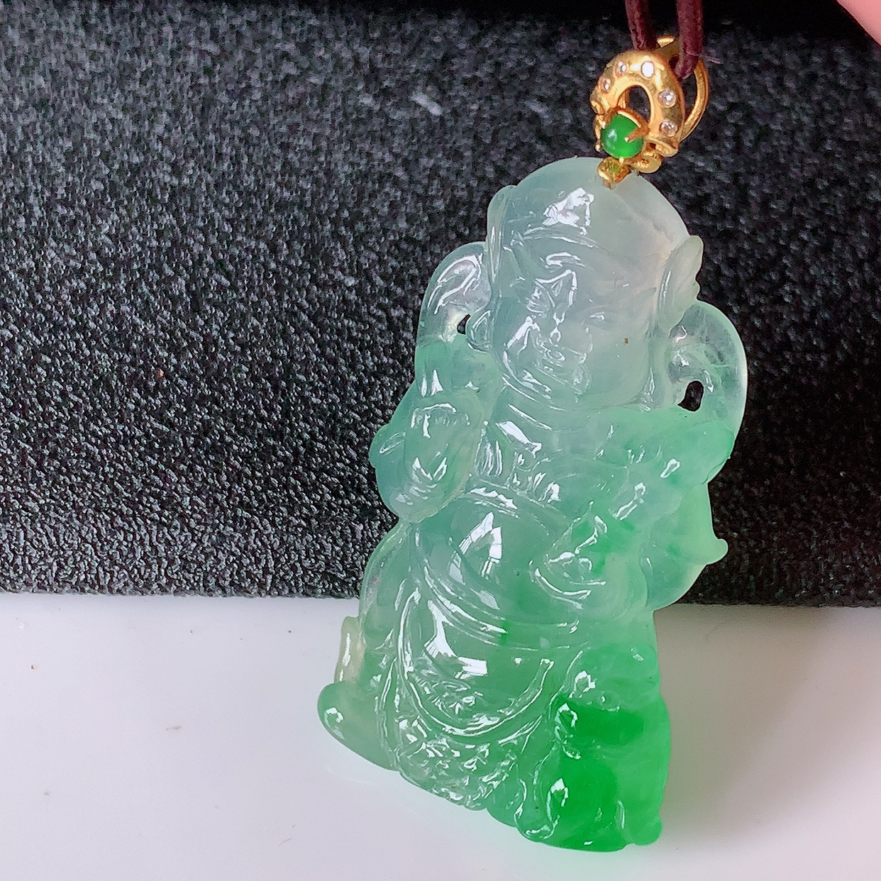 自然光实拍，18K金镶嵌冰种飘绿翡翠不动明王吊坠，不动明王具有在遇到任何困难的时候，均能扫除障难，并