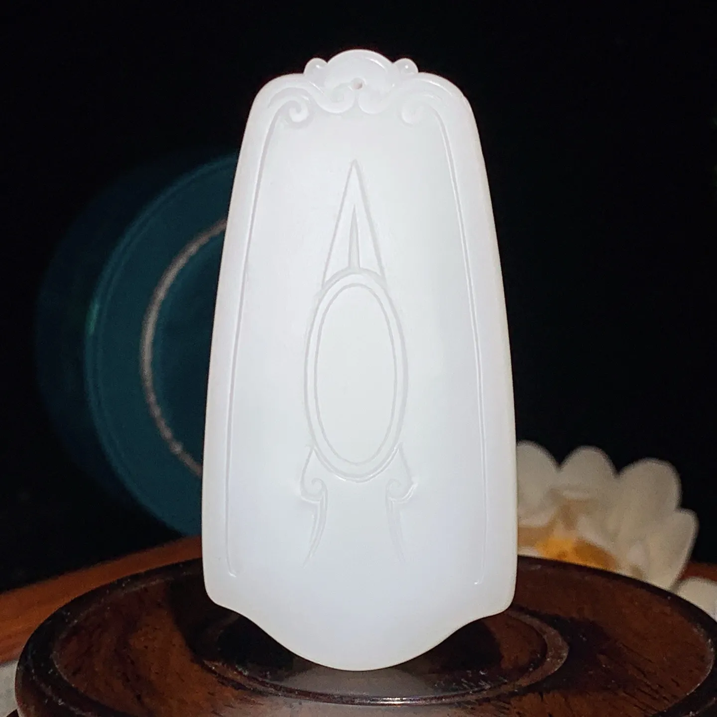 新疆和田玉羊脂白守护平安无事牌子挂件。尺寸74/38/13重70克。白度一级。玉质细腻油润。手推出油。佩戴高端典雅。lt251210