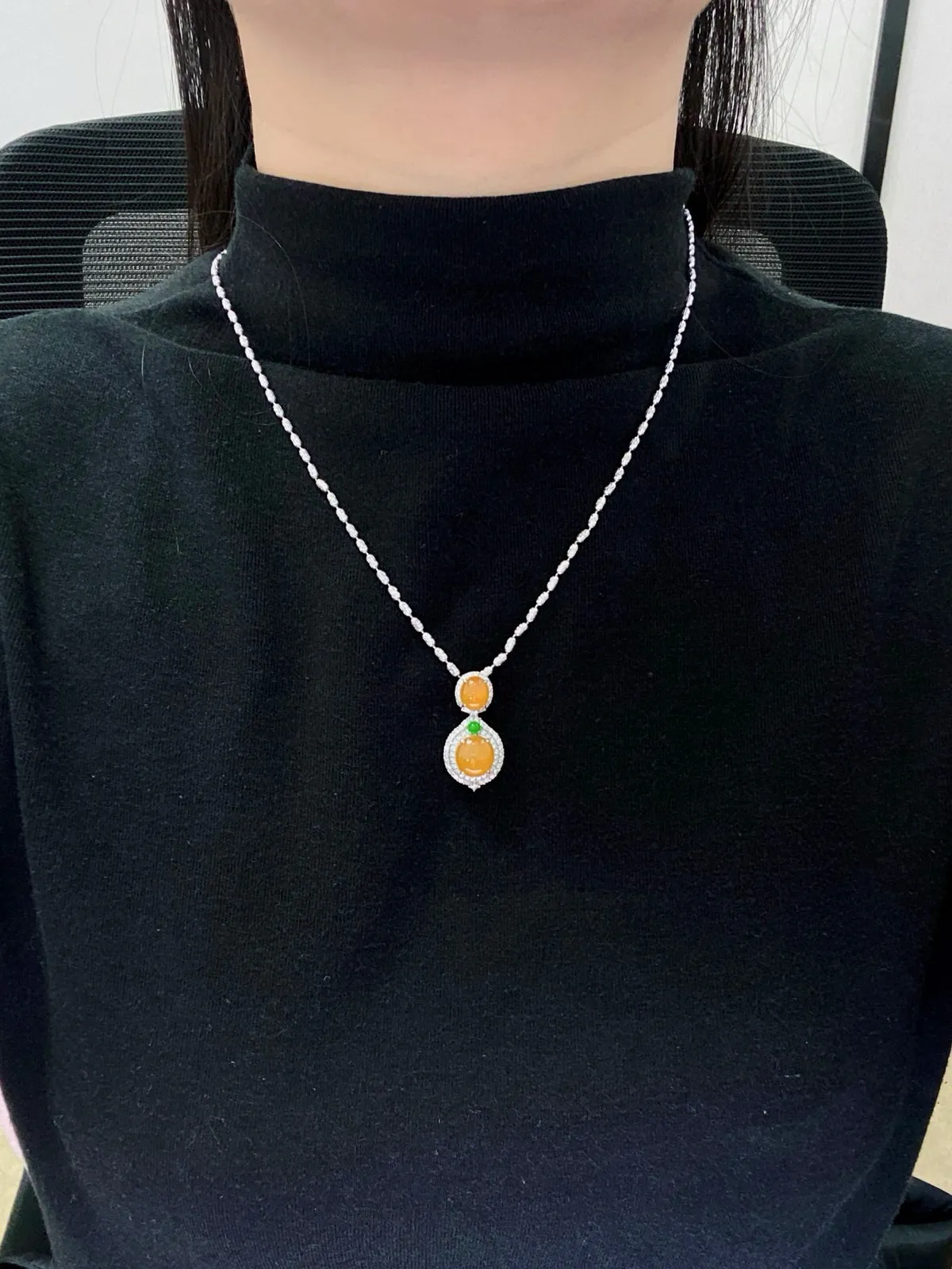 【冰种黄翡蛋面吊坠】质地细腻，冰润透亮，光泽出众，冰感十足，18k金古法镶嵌，裸石尺寸9.6*8.8*3.1毫米