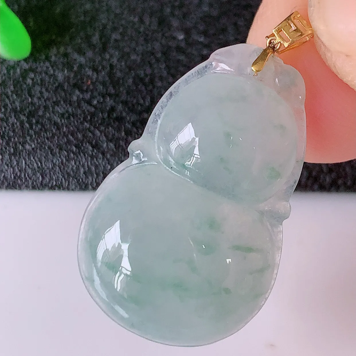 18K金镶嵌冰种飘花翡翠葫芦吊坠，葫芦寓意福禄双全，财源滚滚，佩戴效果优雅迷人！#49.11