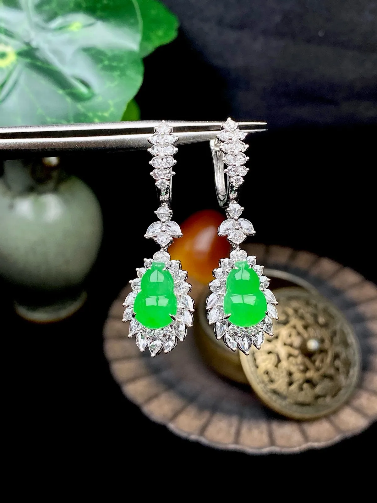 【冰种满绿葫芦耳坠】质地细润，色泽很满，18K金钻镶嵌，裸石尺寸9.3*6.3*2.7毫米