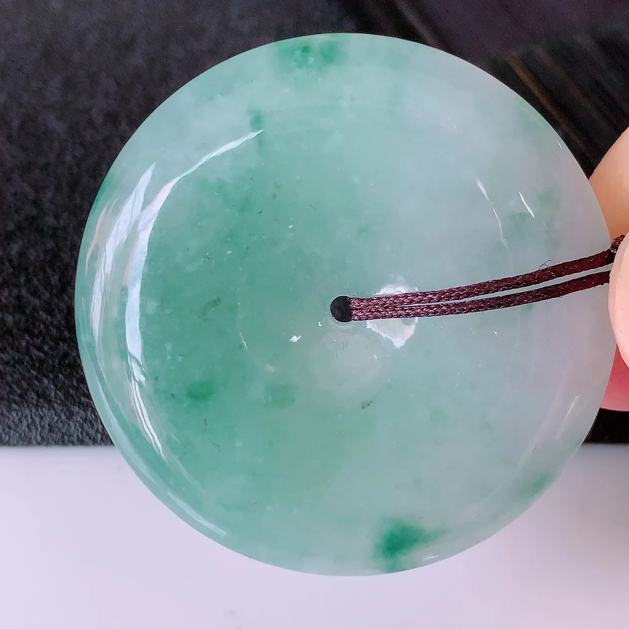 自然光实拍，冰润飘绿翡翠平安扣吊坠，形体饱满圆润，平安扣肥嘟嘟的，平平安安，平安扣种水很好，配戴精美！#05.11