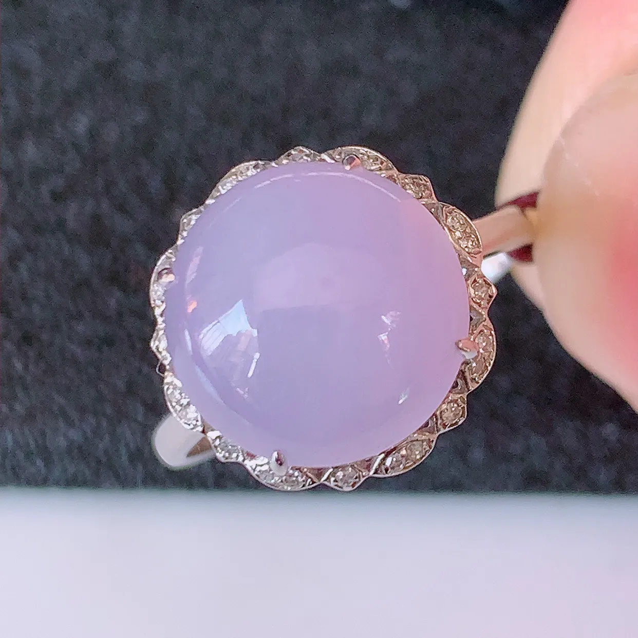 自然光实拍 18K金精工镶嵌冰紫罗兰翡翠戒指，玉质细腻，翡翠色泽均匀，艳丽饱满，款式高贵大气，13圈