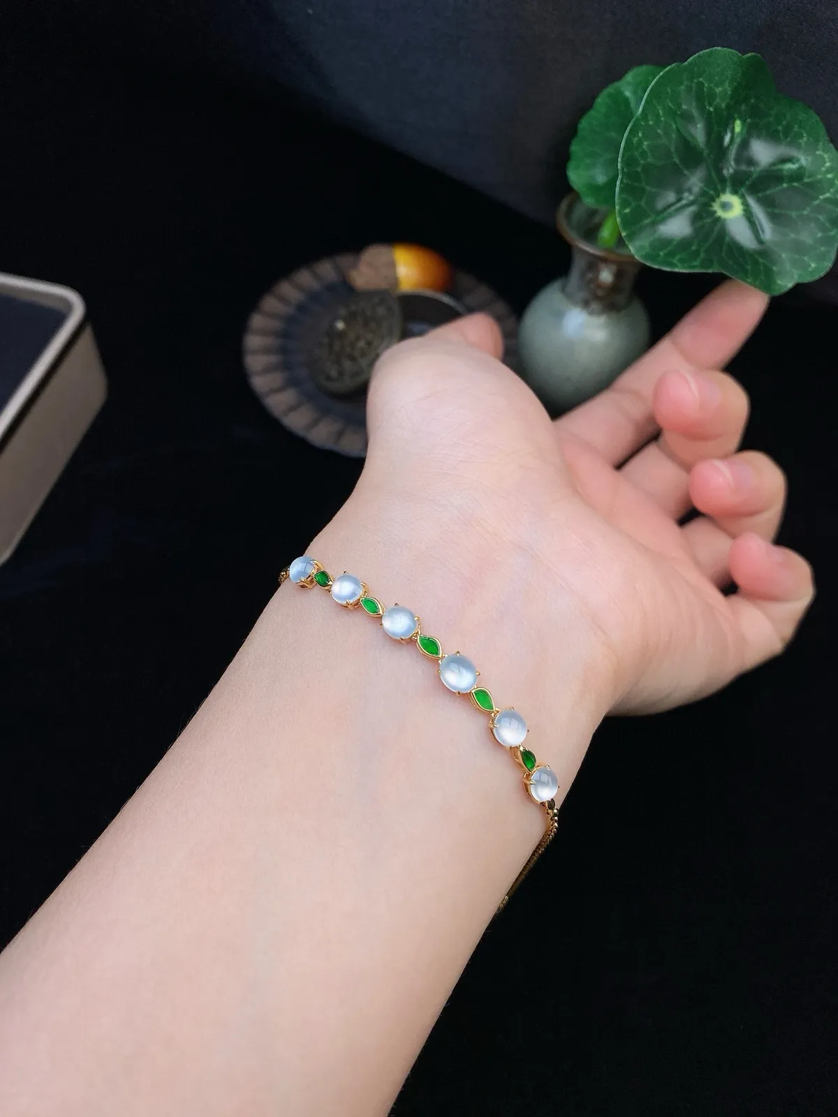 【冰种蛋面镶嵌手链】颗颗冰透，饱满圆润，光泽闪耀，流行款，18K金搭配，裸石尺寸5.5*4.9*2.6毫米，总长180