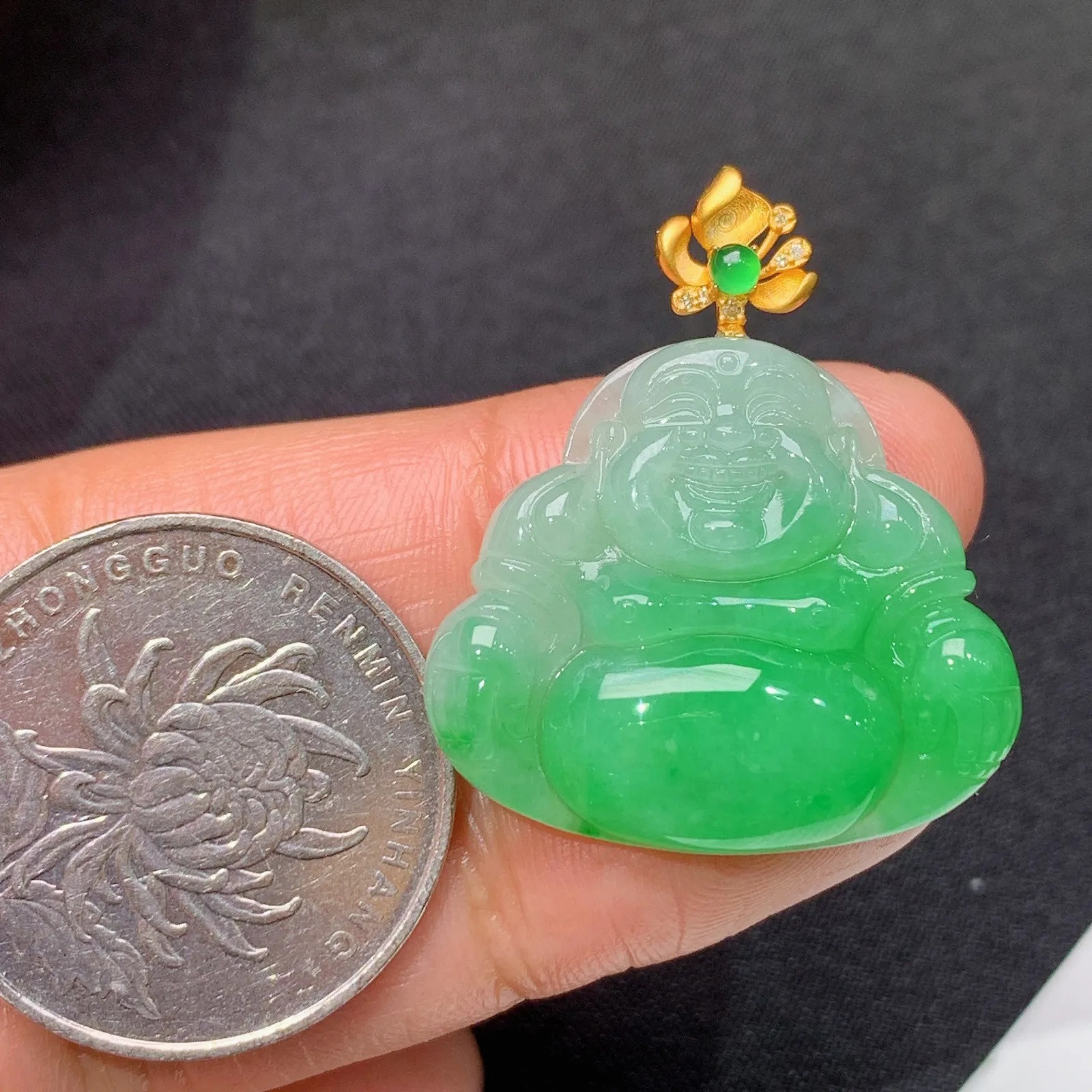 飘绿笑佛吊坠，18k金镶嵌，冰润色阳，品相好，种水足，001 尺寸30.9*26.4*5