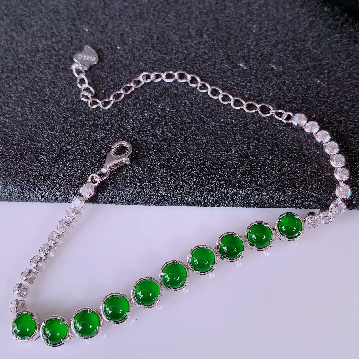 冰透满绿翡翠925银镶嵌手链，自然光实拍，翠色灵动，颜色漂亮，种老水足，品相佳，佩戴佳品！#97.11取一整体5.5*5.5*4.8裸石4.5*4.5