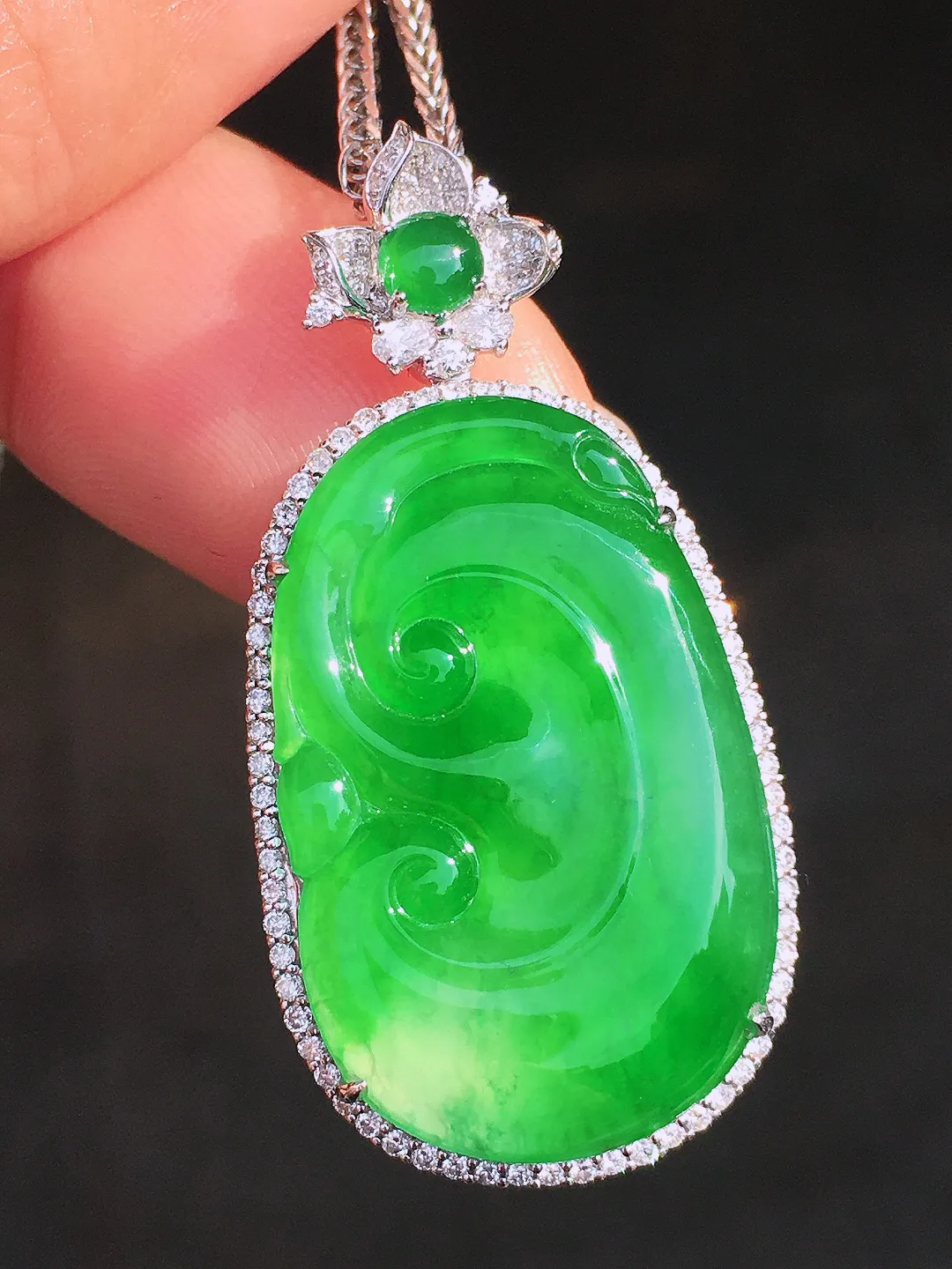 阳绿如意吊坠，色泽均匀艳丽，玉质细腻，荧光感超
强，饱满圆润，尽显优雅气质，18k
金豪华镶嵌