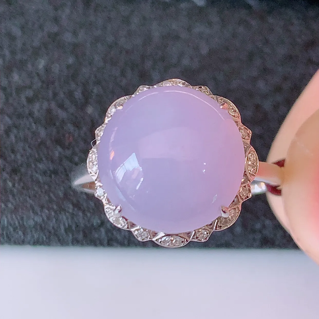 自然光实拍 18K金精工镶嵌冰紫罗兰翡翠戒指，玉质细腻，翡翠色泽均匀，艳丽饱满，款式高贵大气，13圈口，上手亮眼，#83.7戒指整体26*17*9.2裸石11-11内径17mm