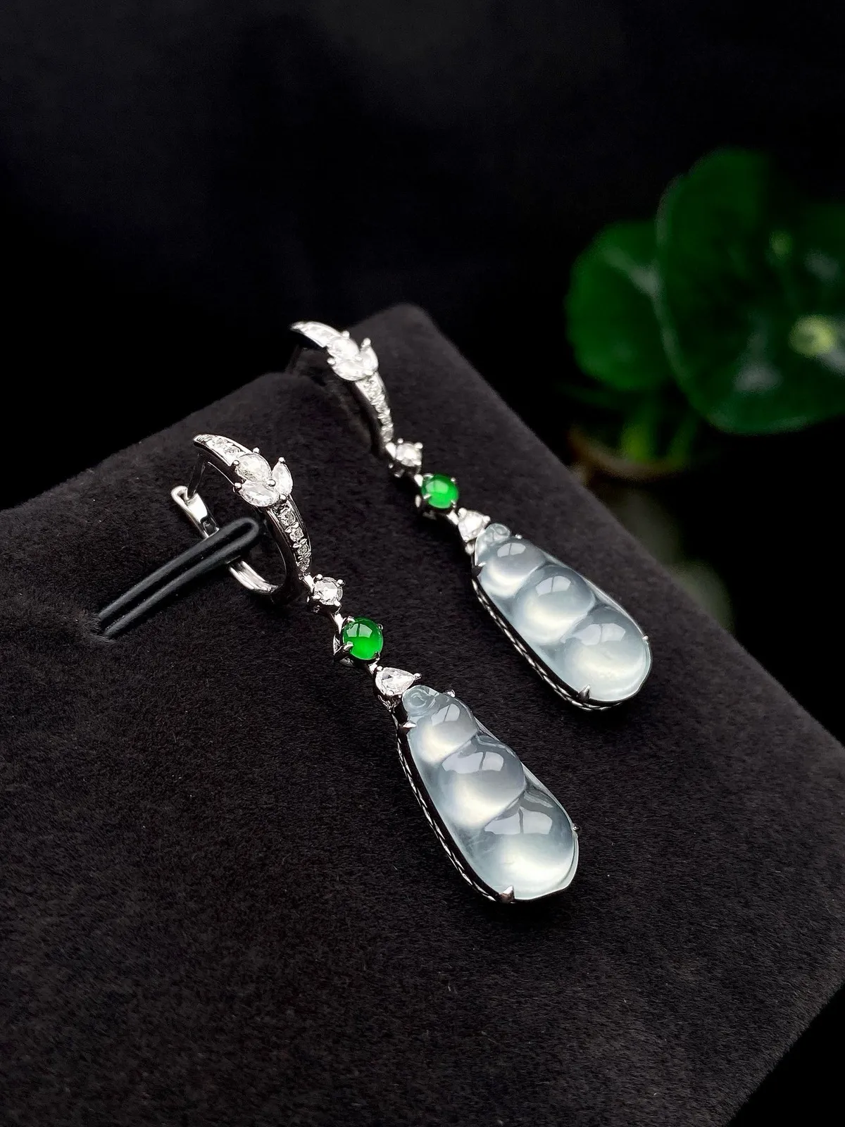 【冰种福豆耳坠】多子多福，豆子品质上佳，饱满度不错，冰润通透，起强胶感，光泽强烈。18K金钻精美镶嵌，裸石尺寸16*8*4毫米