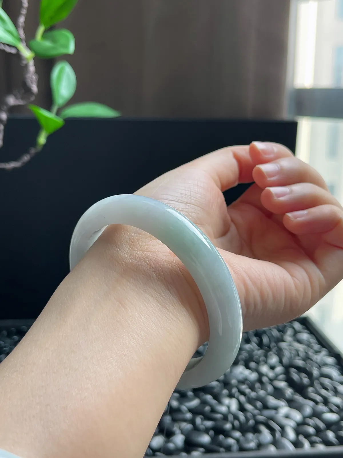 正圈60圈口，翡翠糯化种飘绿手镯