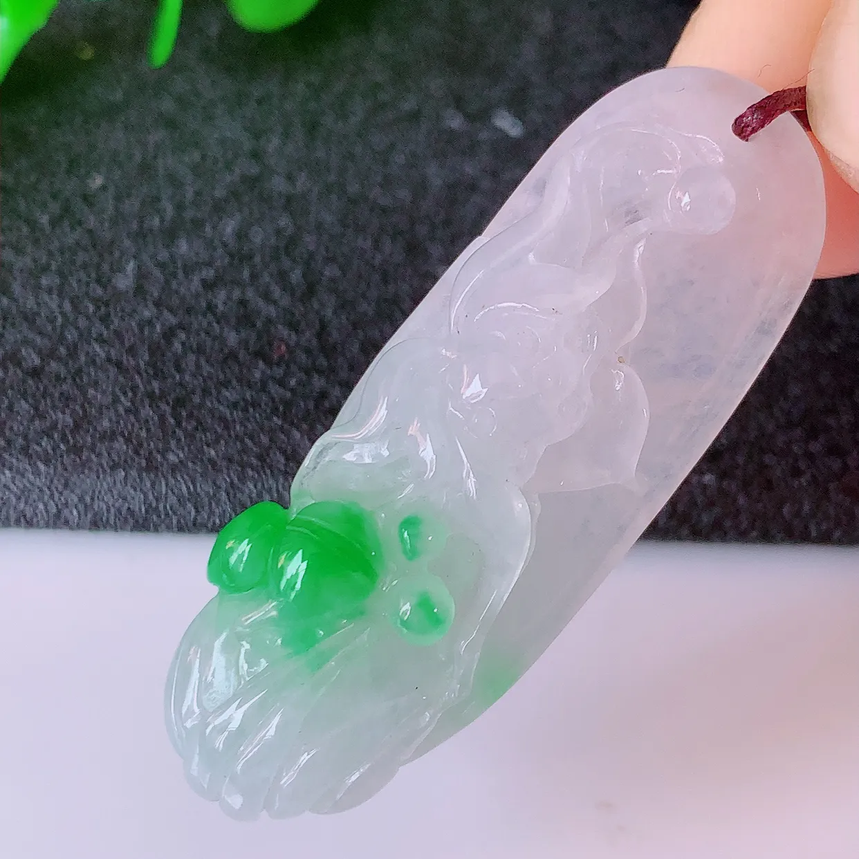 自然光实拍，冰润飘绿翡翠荷花鱼、花开富贵玉坠，财源广进，自然隐逸、荷本是素不着尘之物，有和美之寓意。#57.11