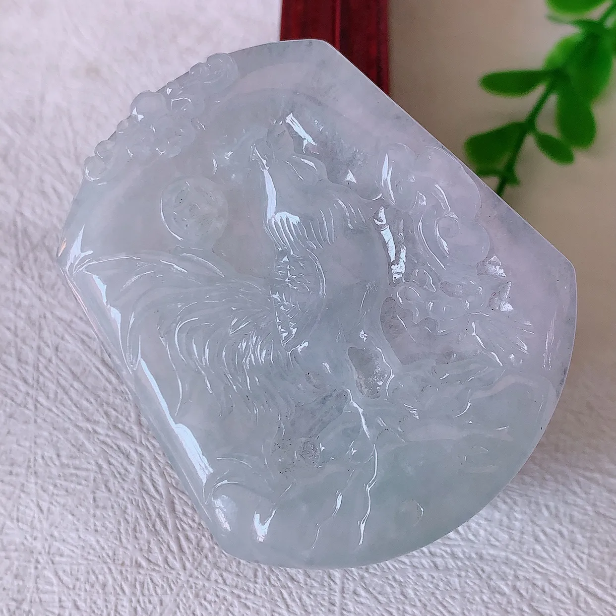 自然光实拍，冰胶翡翠生肖鸡牌吊坠，种老水足，雕工精湛 ，寓意美好，佩戴时尚出众！#57.7