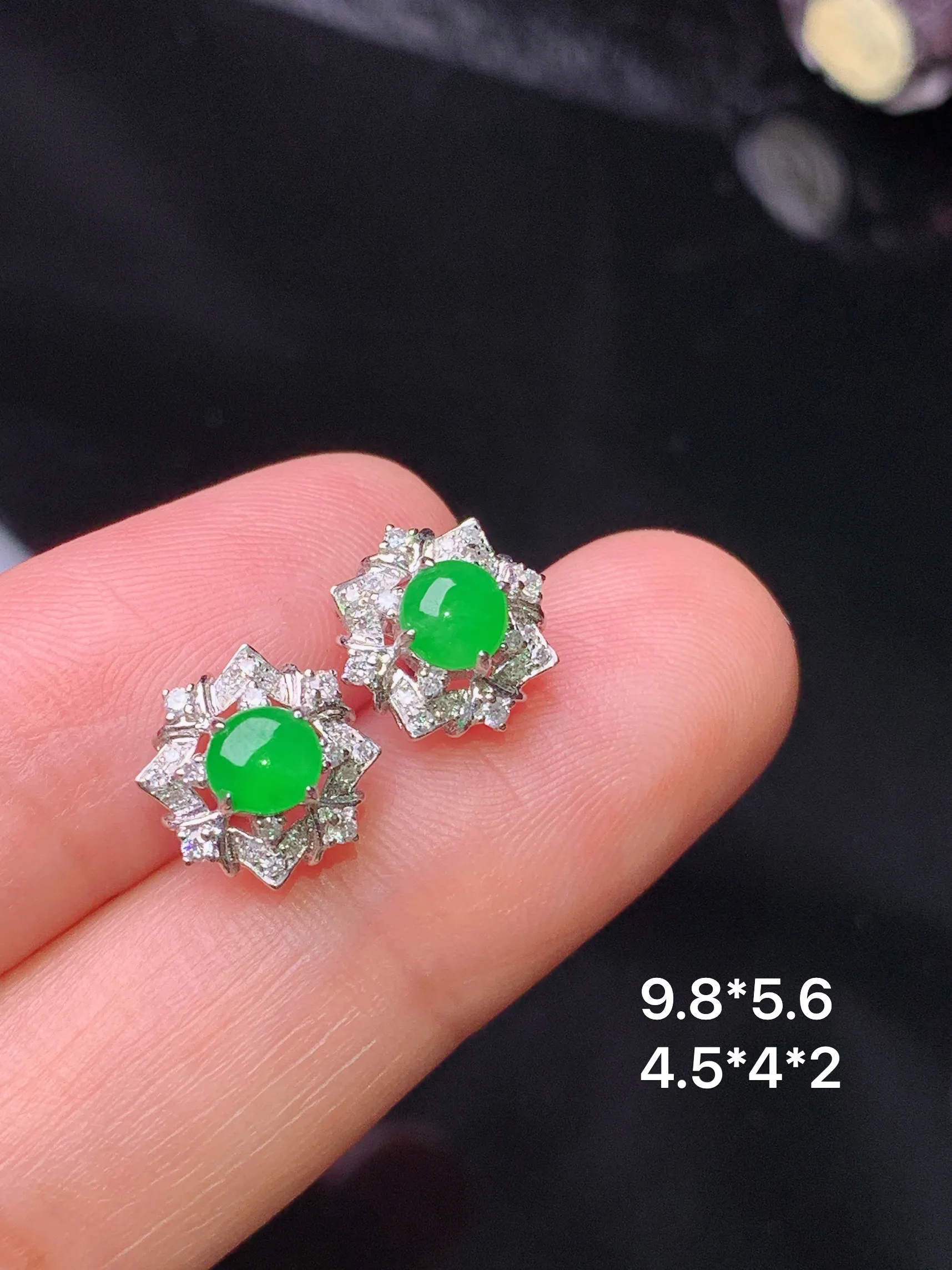 18k金钻镶嵌满绿蛋面耳钉 玉质细腻 水润亮眼 色泽艳丽 整体尺寸9.8*5.6