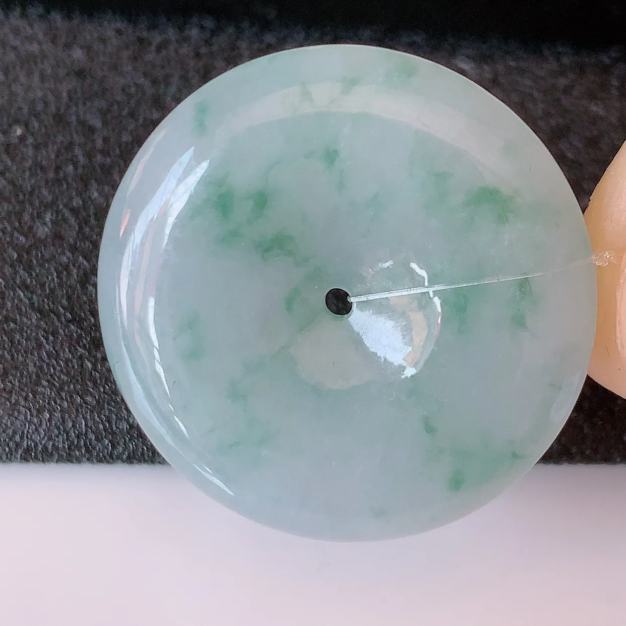 自然光实拍，冰胶飘花翡翠平安扣吊坠，翠色灵动，种老水足，寓意好，品相佳，佩戴佳品！#49.7