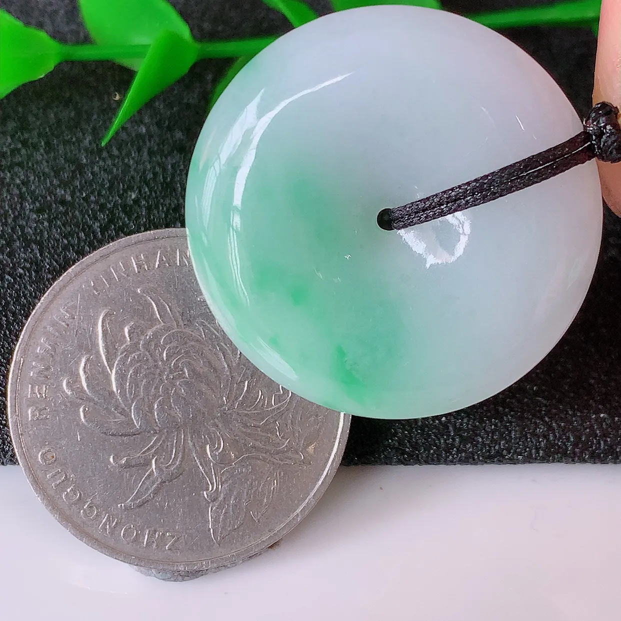 自然光实拍，水润飘绿翡翠平安扣吊坠，品相佳，美感十足，寓意平平安安，平安扣佩戴精美时尚！#57.11