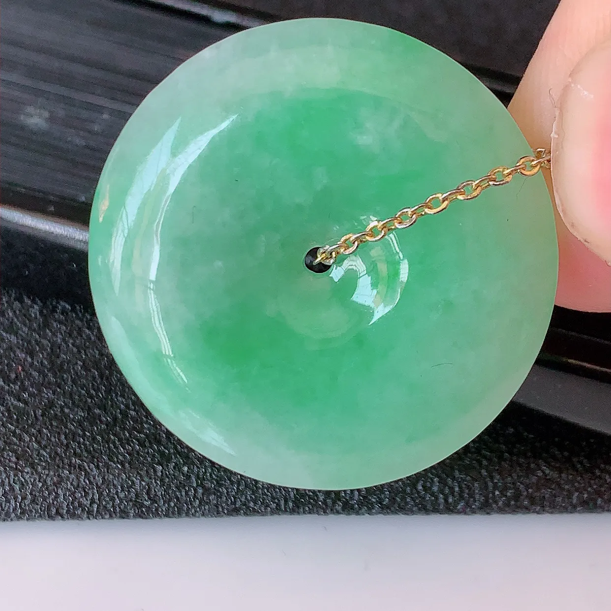 自然光实拍，冰润飘绿翡翠平安扣吊坠，翡翠平安扣，平安是福。很美的料子，平安扣佩戴优雅迷人！#57.7