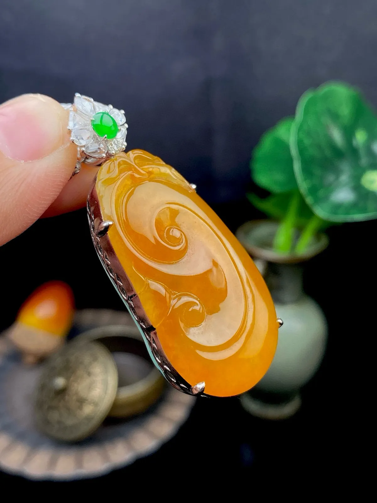 【冰种黄翡如意吊坠】种水很好，颜色漂亮，浓郁纯正，上身佩戴效果上佳，冰润通透，晶莹闪亮，18K金钻镶