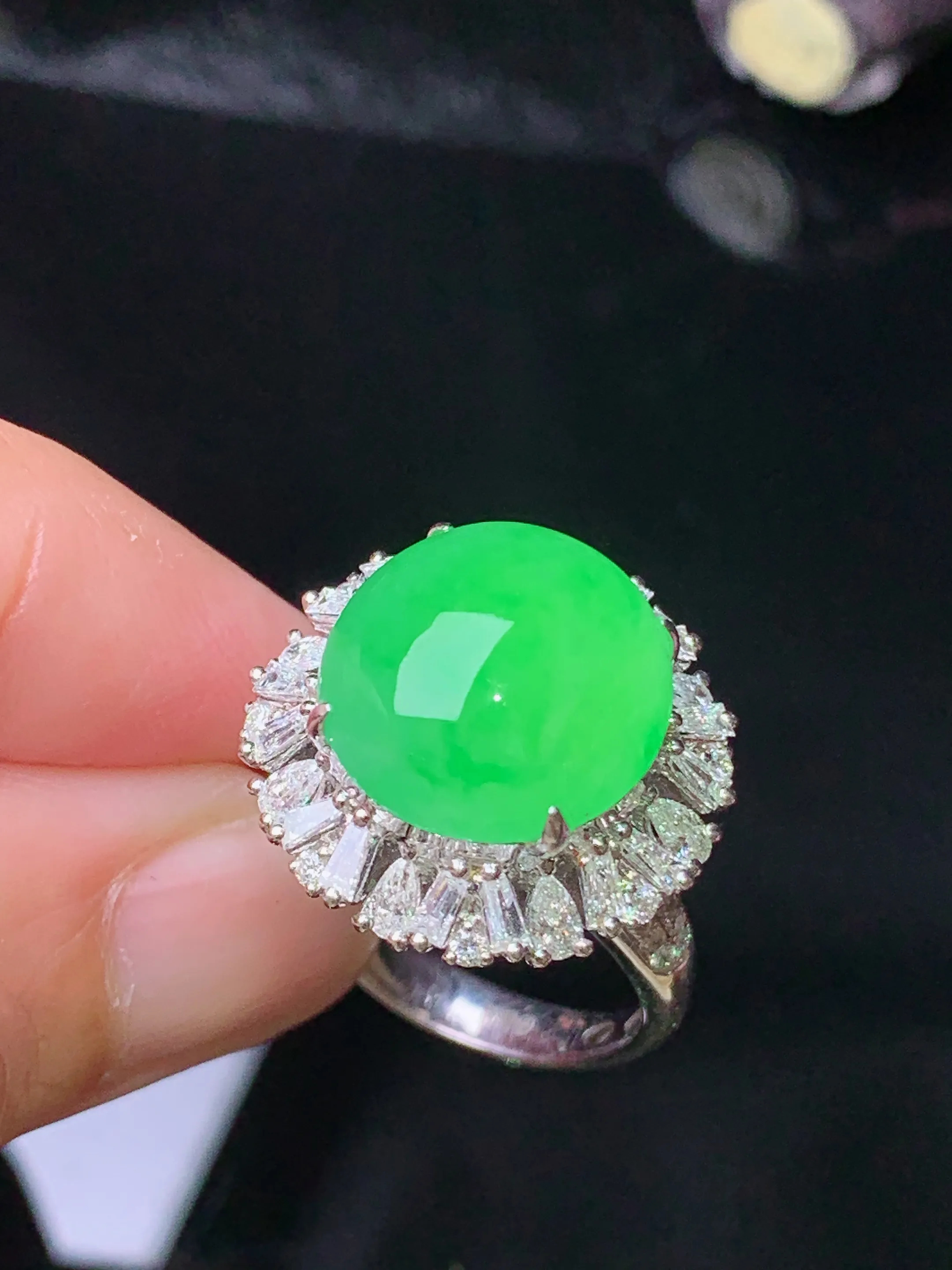 18k金钻镶嵌满绿蛋面戒指 玉质细腻 水润亮眼 色泽艳丽 圈口13.5 整体尺寸18.8*14.8