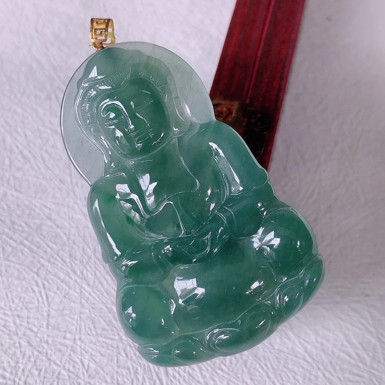 18K金镶嵌冰种满色翡翠观音菩萨吊坠，赐福翡翠观音，观音面相端庄，品相佳，佩戴气质！#35.11