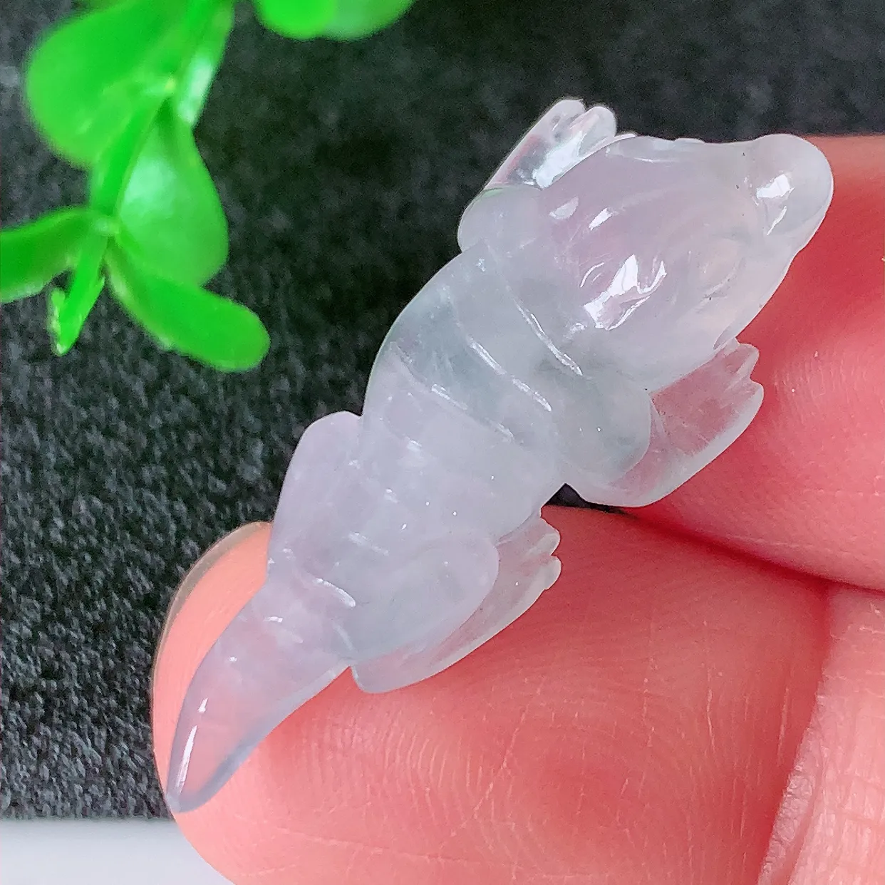 自然光实拍，冰种翡翠招财蜥蜴吊坠，种老水足，雕工精湛 ，寓意美好，佩戴时尚出众！#01.11