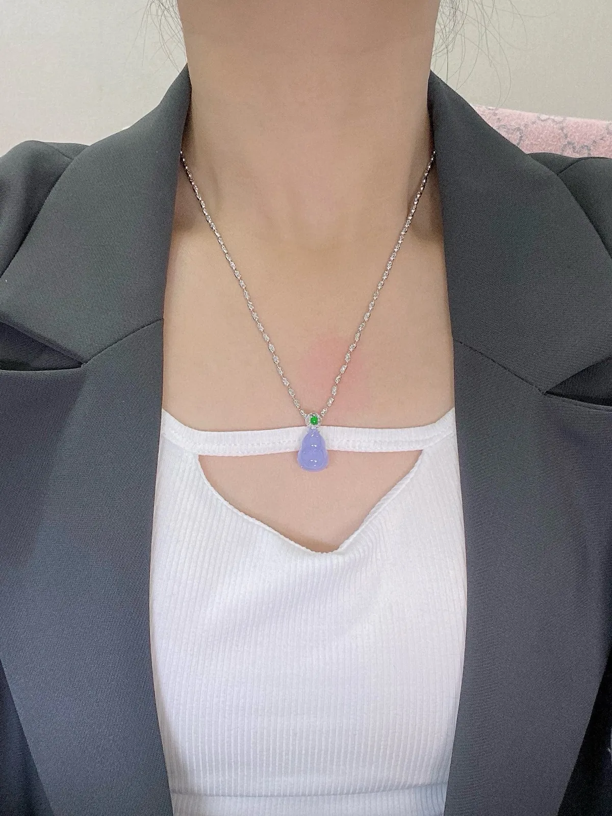 【冰种紫葫芦吊坠】质地细腻，冰透纯净，唯美漂亮，珍藏品质，18K金钻镶嵌，裸石尺寸15.3*11.5*5.6毫米，佩戴很漂亮。