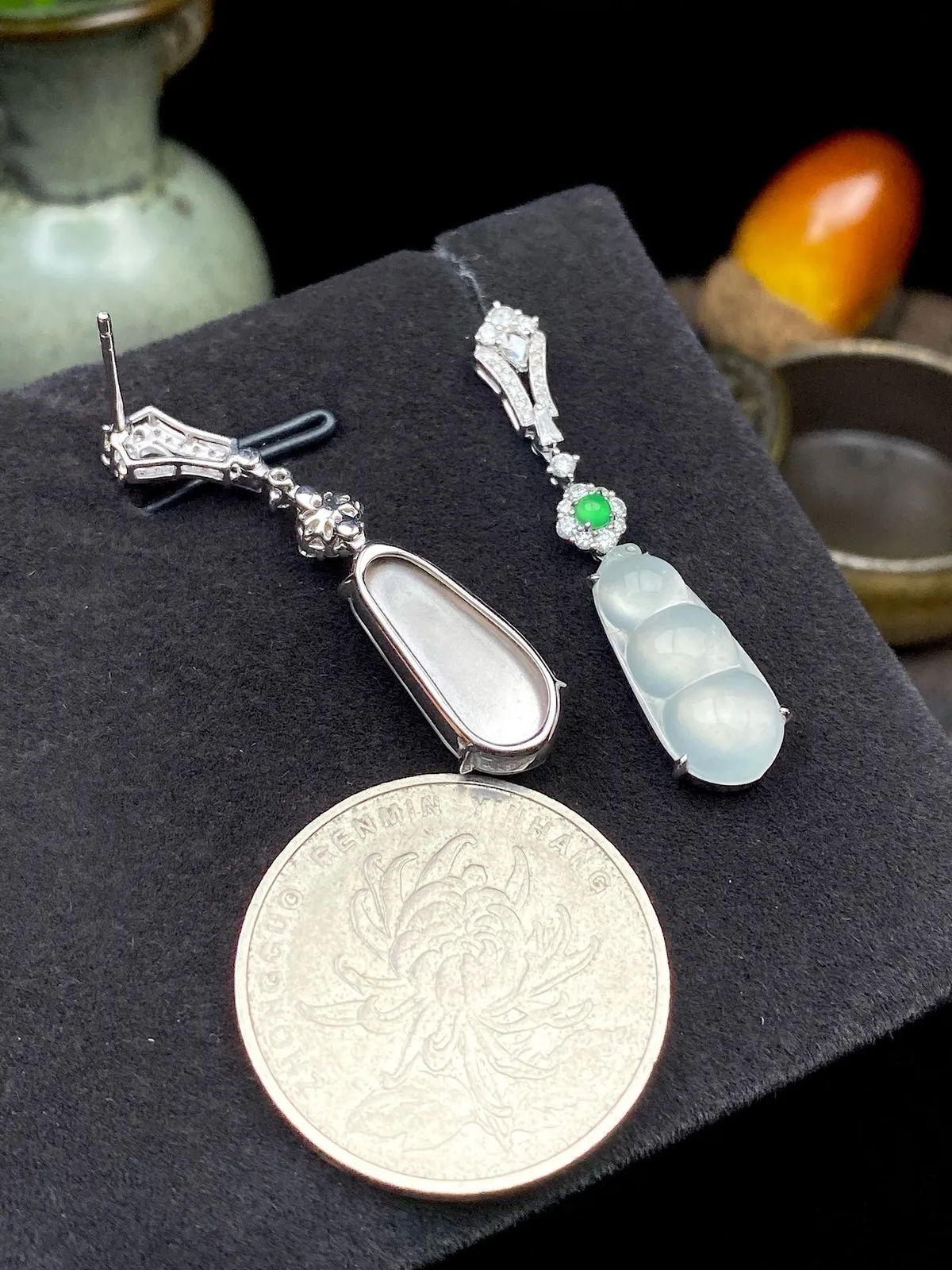 【冰种福豆耳坠】多子多福，豆子品质上佳，饱满度不错，冰润通透，起强胶感，光泽强烈。18K金钻精美镶嵌，裸石尺寸17.5*7.8*4毫米