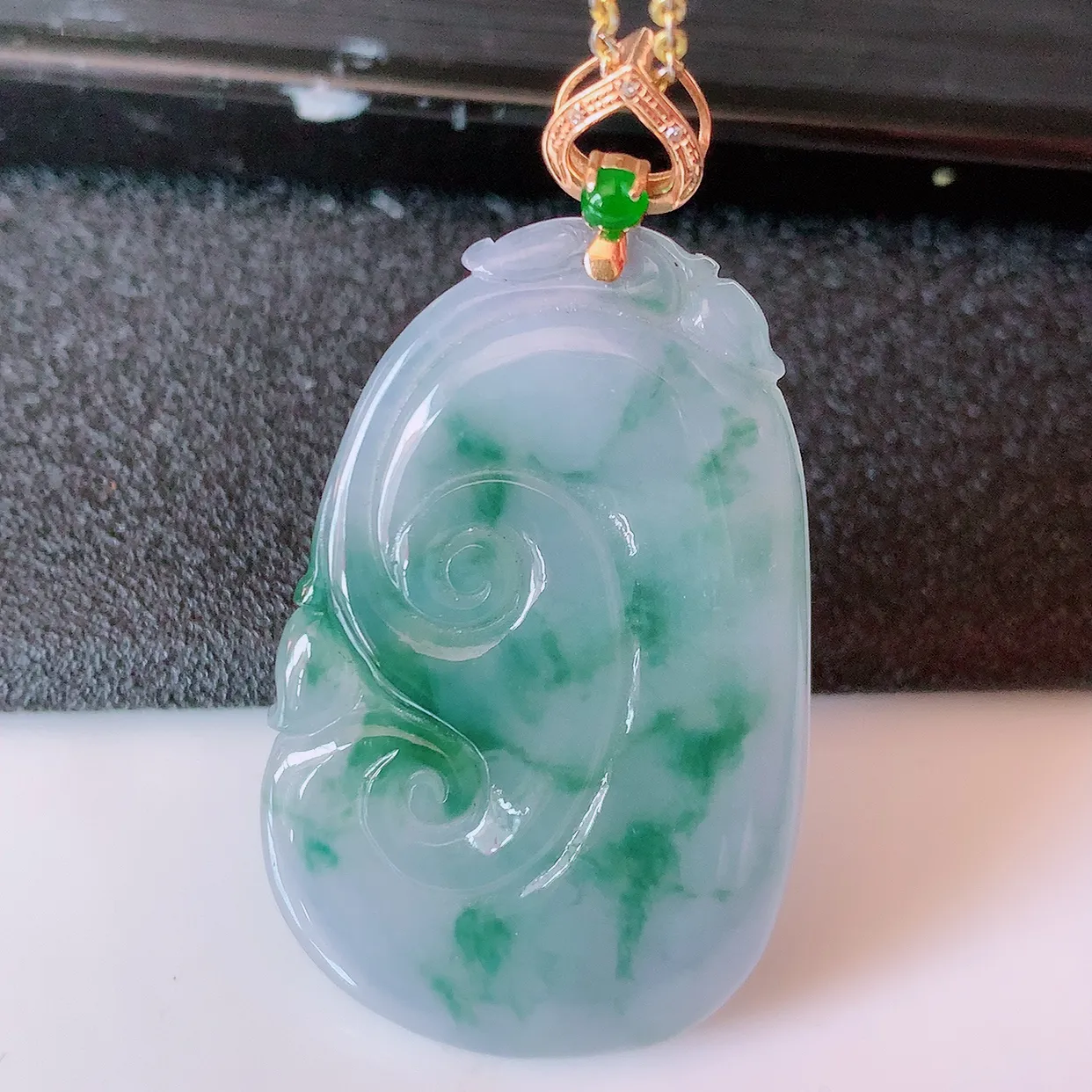 自然光实拍，18k金镶嵌冰紫罗兰飘花翡翠如意吊坠，寓意顺心如意，事事如意，吉祥如意，细腻饱满，色泽鲜艳，称心如意佩戴优雅时尚！#83.7整体45.5裸石37.5*23.8*4.8