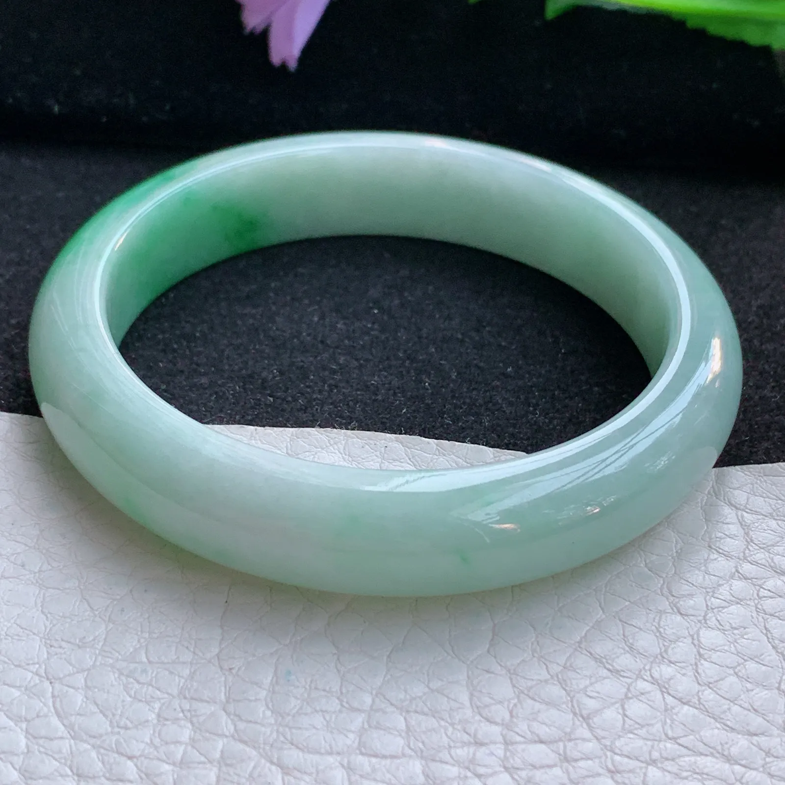 js自然光56*12*7.8平安镯 翡翠a货玉手镯辣绿宽边珠宝玉手环