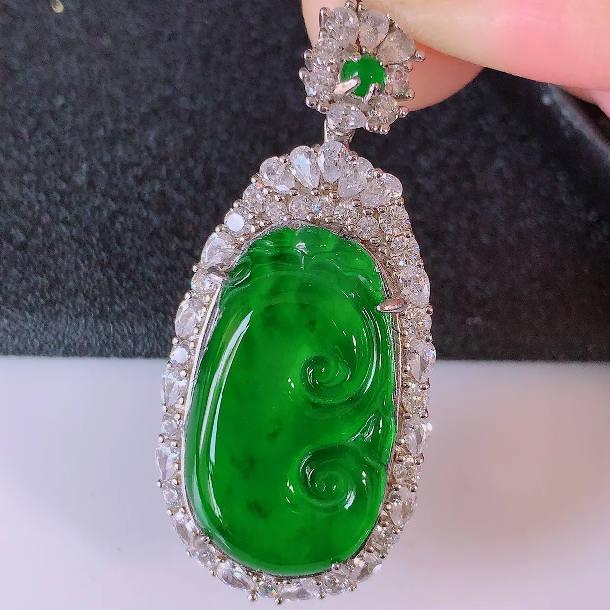 冰透满绿翡翠925银镶嵌如意吊坠，自然光实拍，翠色灵动，颜色漂亮，种老水足，品相佳，佩戴佳品！#97.11整体40.5*19-10裸石24*13.5