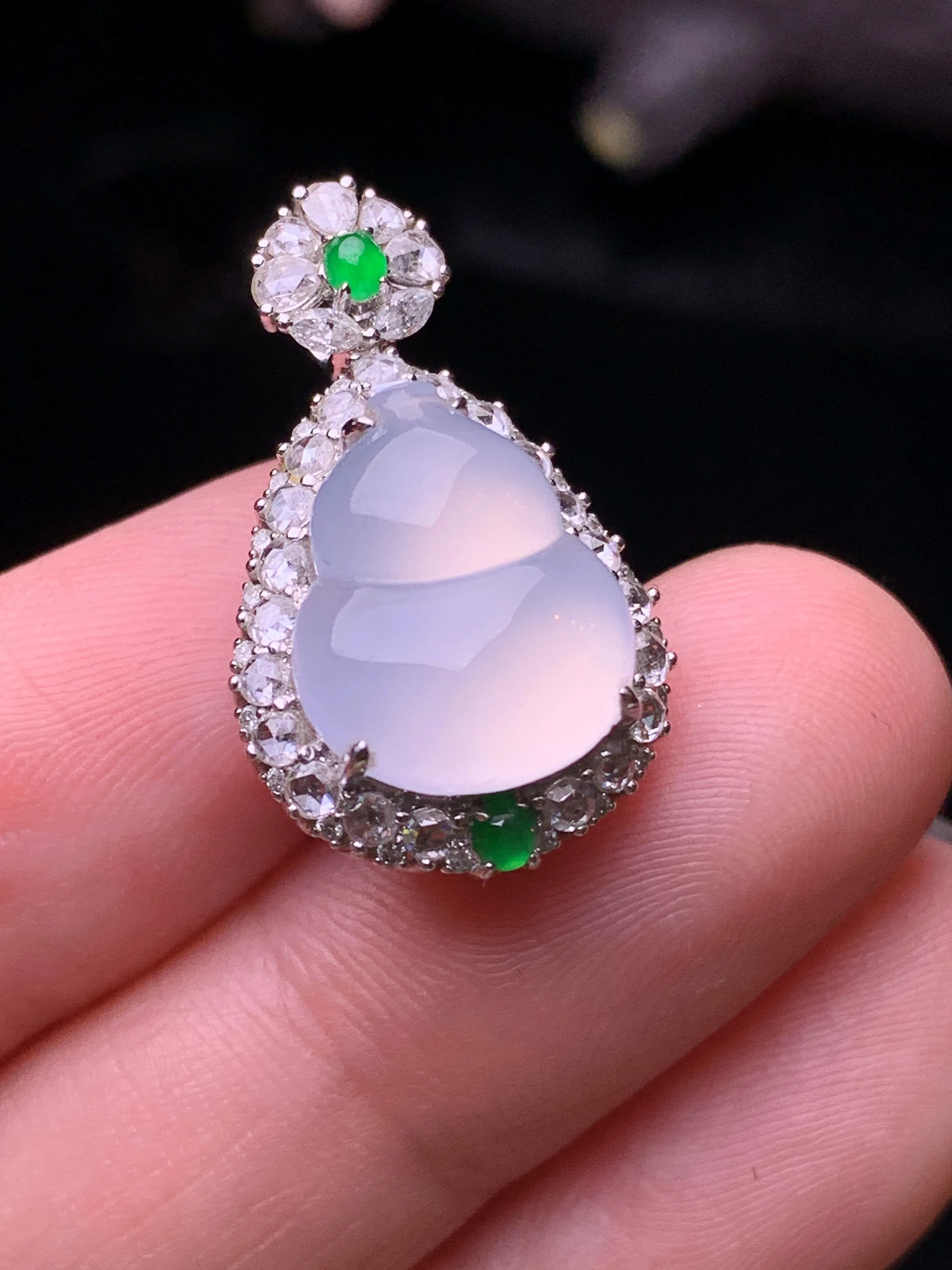 18k金钻镶嵌冰种葫芦吊坠 玉质细腻 水润亮眼 色泽艳丽 整体尺寸24*14.3*11.3