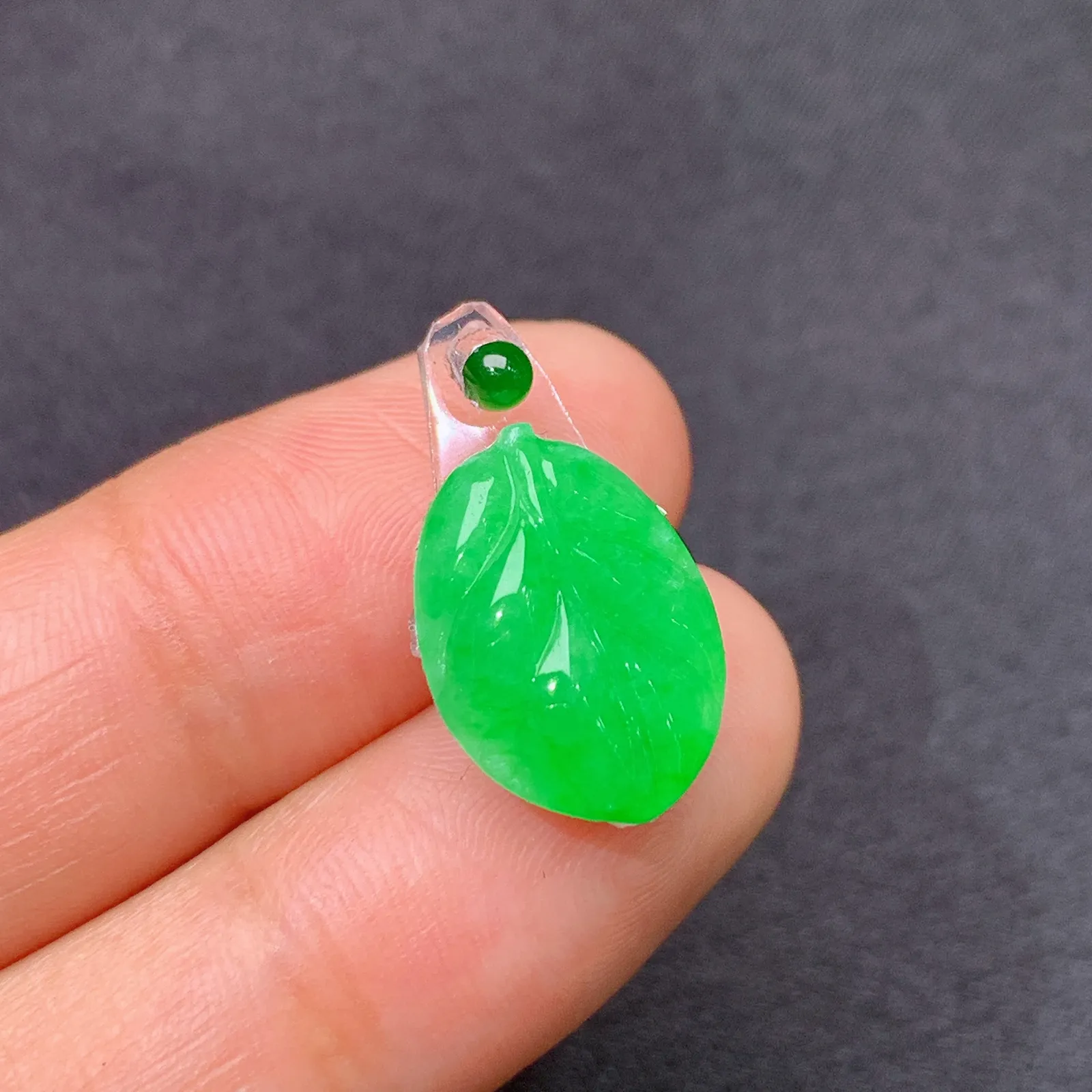 阳绿树叶，镶嵌佳品，冰润色阳，种水足 Dm 尺寸14.6*10.9*3.2