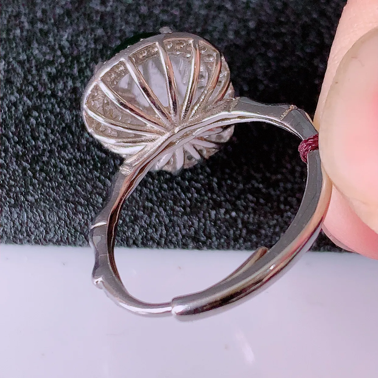 冰透满绿翡翠925银镶嵌葫芦戒指，自然光实拍，翠色灵动，颜色漂亮，种老水足，品相佳，佩戴佳品！#97.11（圈口可调大小）整体27.5-17.5-9.6裸石10*8.2