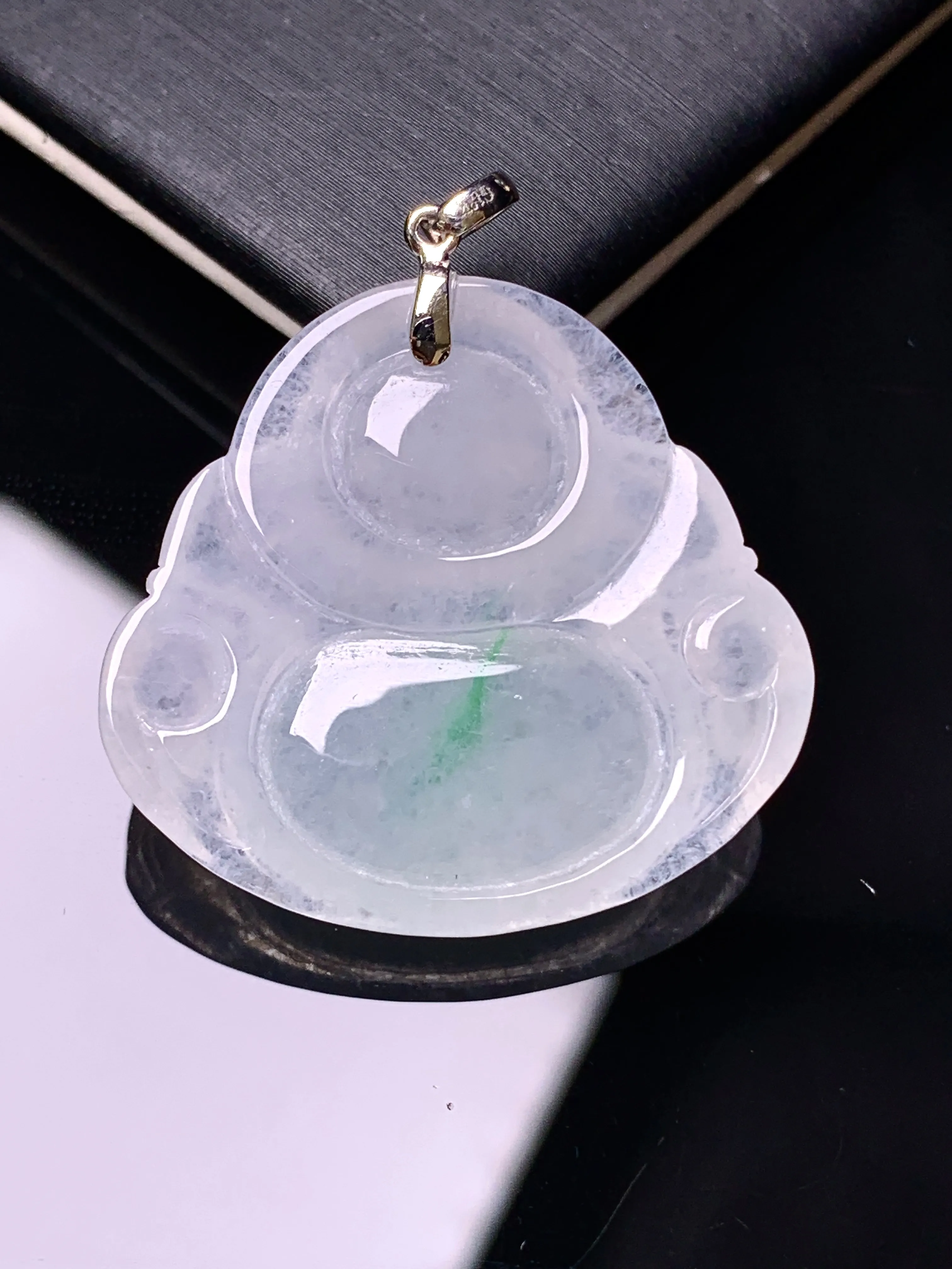 18k金镶嵌飘绿佛公吊坠 玉质细腻 水润亮眼 色泽艳丽 整体尺寸33.5*29.3*6