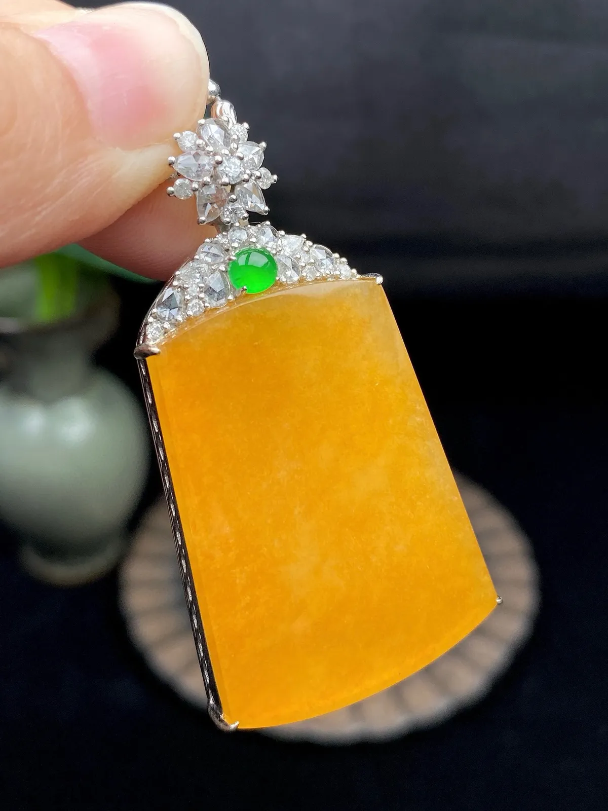 【冰种黄翡无事牌】质地细腻，冰润透亮，光泽出众，冰感十足，18k金古法镶嵌，裸石尺寸32.9*24.