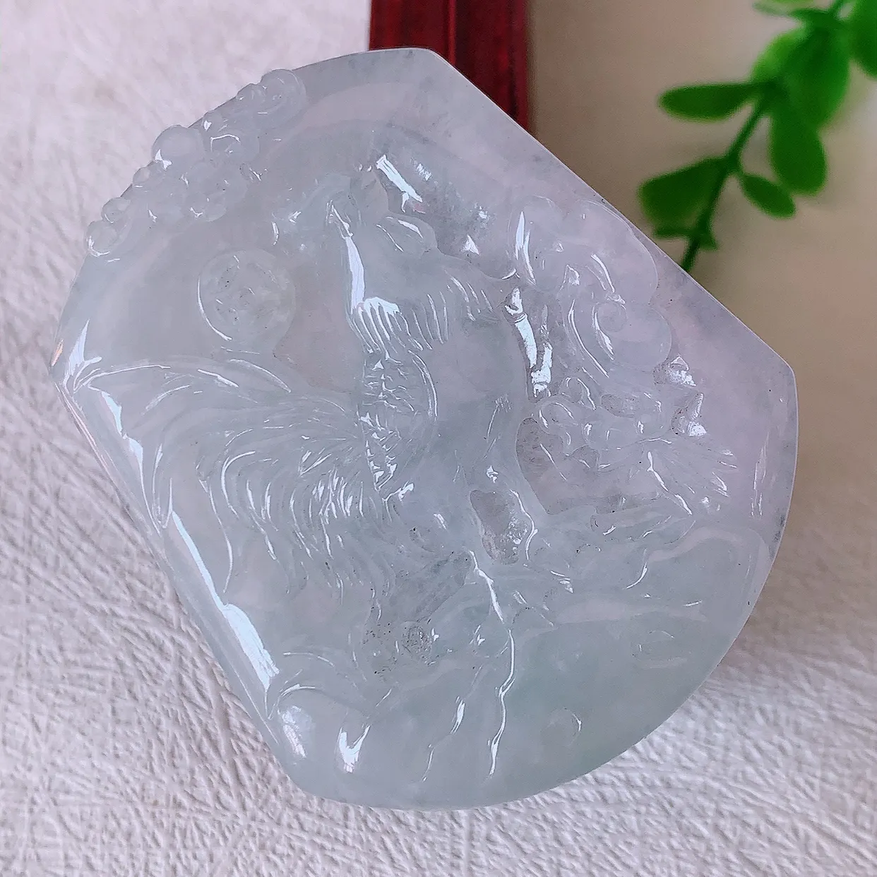 自然光实拍，冰胶翡翠生肖鸡牌吊坠，种老水足，雕工精湛 ，寓意美好，佩戴时尚出众！#57.7