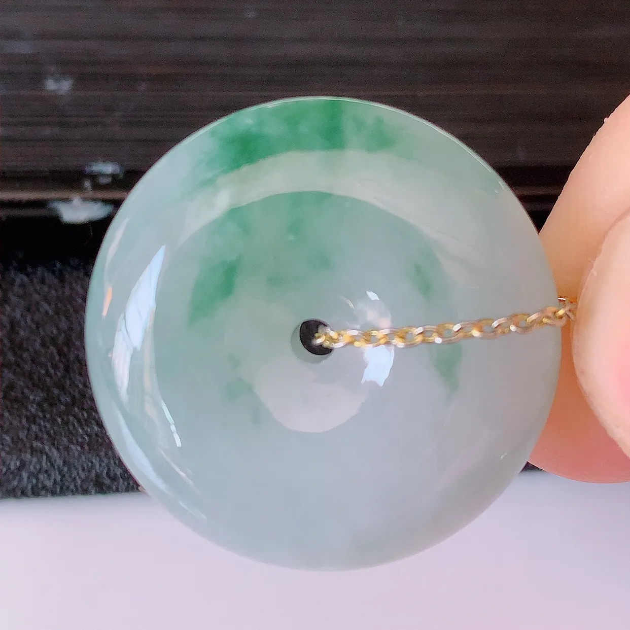 自然光实拍，冰飘花翡翠平安扣吊坠，形体饱满圆润，平安扣肥嘟嘟的，平平安安，种水很好，配戴精美！#02