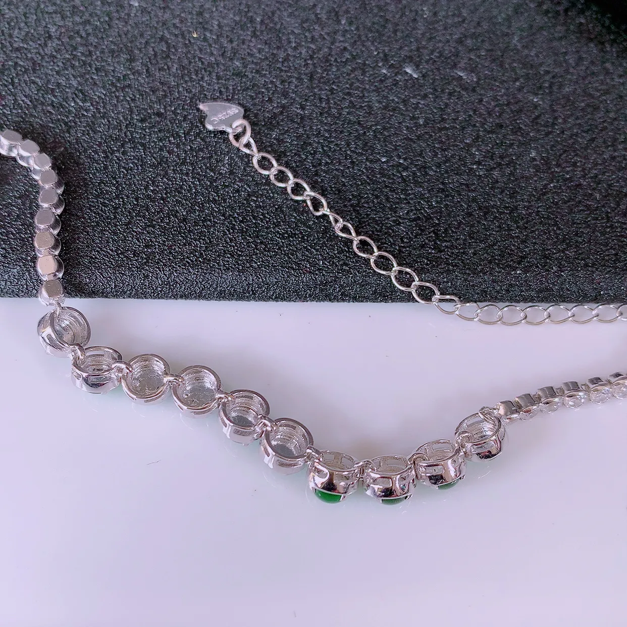 冰透满绿翡翠925银镶嵌手链，自然光实拍，翠色灵动，颜色漂亮，种老水足，品相佳，佩戴佳品！#97.11取一整体5.5*5.5*4.8裸石4.5*4.5